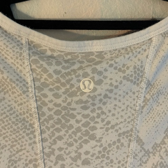 LULULEMON Between The Lines Gray And White Snakeskin Long Sleeve Tee Size 6 - Picture 6 of 8